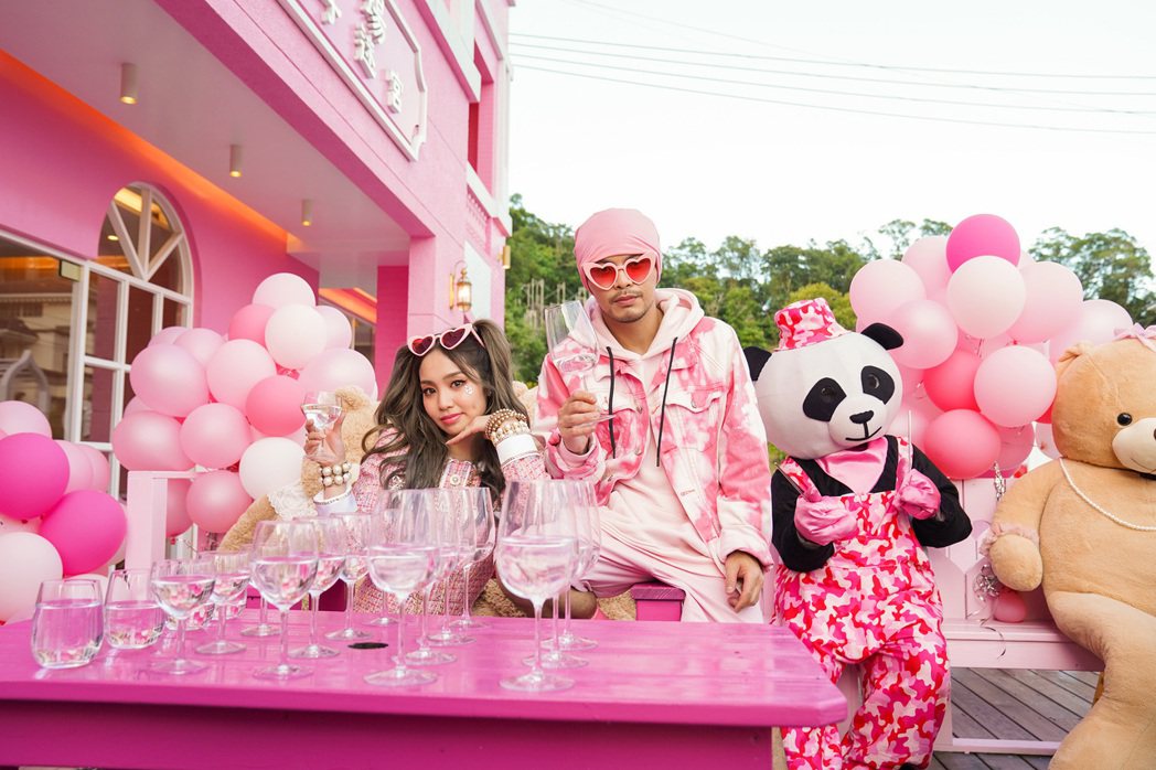 馬來西亞歌手黃明志（右）與陳芳語（左）合唱歌曲「玻璃心」，MV整體以粉紅色調打造，兩人都穿上整套粉色衣服演唱。 圖／亞洲通文創提供