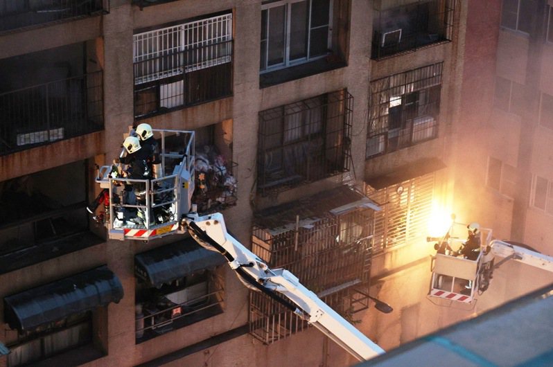 包含2名救火受傷的消防員，高雄城中城大樓火災傷者總計達43人。 聯合報系資料照