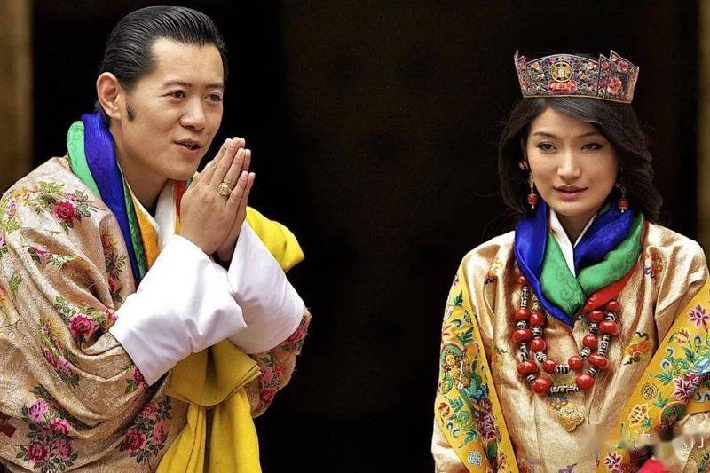 不丹國王吉格梅．凱薩爾．納姆耶爾．旺楚克（左）與王后吉增．佩瑪。圖／取自搜狐