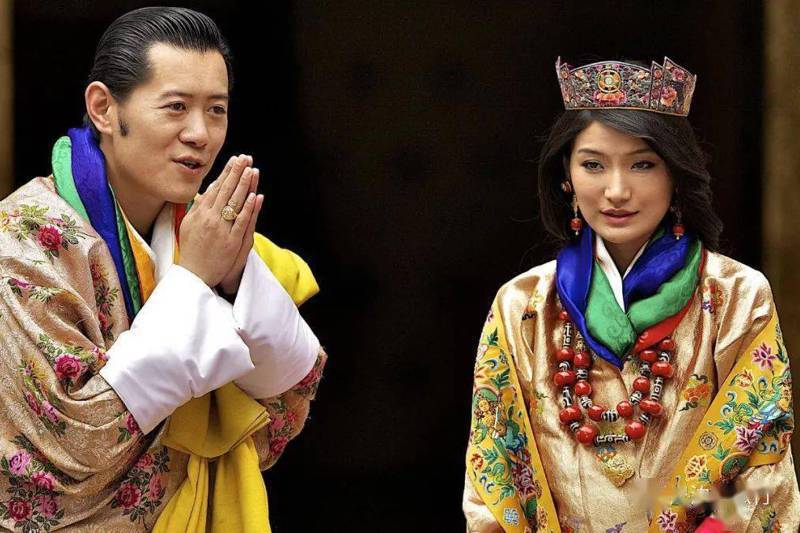 不丹國王吉格梅．凱薩爾．納姆耶爾．旺楚克（左）與王后吉增．佩瑪。圖／取自搜狐