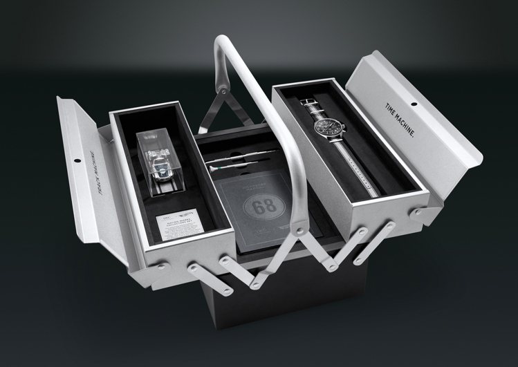 附有提把的對開特製白色金屬工具箱，是本次特製的收藏表盒。圖 / IWC提供