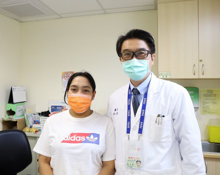 印尼外籍看護依達（左）術後回診，心臟狀況良好，診後與主治醫師新竹馬偕心臟外科主任...