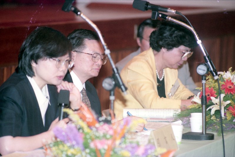 蔡英文總統（左1）早期有參加救國團活動的紀錄。圖為1996年她以陸委會諮詢委員身分出席活動。圖／聯合報系資料照片