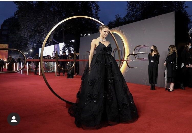 蕾貝卡弗格森配戴卡地亞珠寶出席「沙丘」倫敦首映會紅毯。圖／取自IG @dunemovie