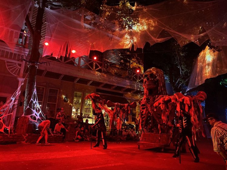 「六福村主題樂園」夜間限定的「厄夜永無盡」表演，恐怖花車與各種喪屍鬼怪，在燈光投...