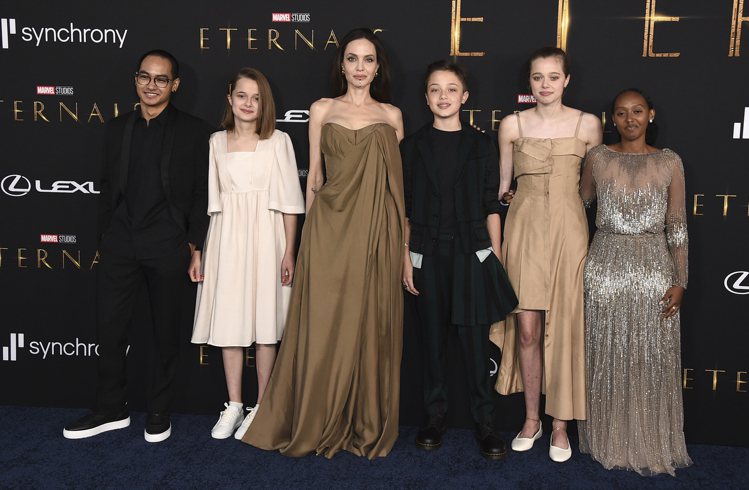 除了17歲的兒子派克斯之外，裘莉（左三）帶著所有小孩出席「永恆族」首映，左起為麥鐸斯、薇薇安、裘莉、諾克斯、夏蘿以及扎哈拉。（法新社）