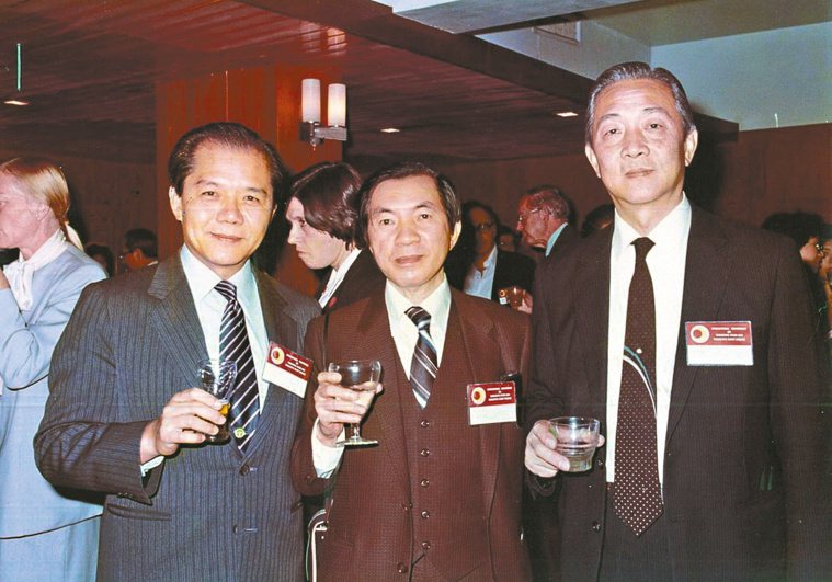 1983年，呂鴻基(左起)、連文彬和洪啟仁教授合影，三人後來在心臟醫療都開創出一...