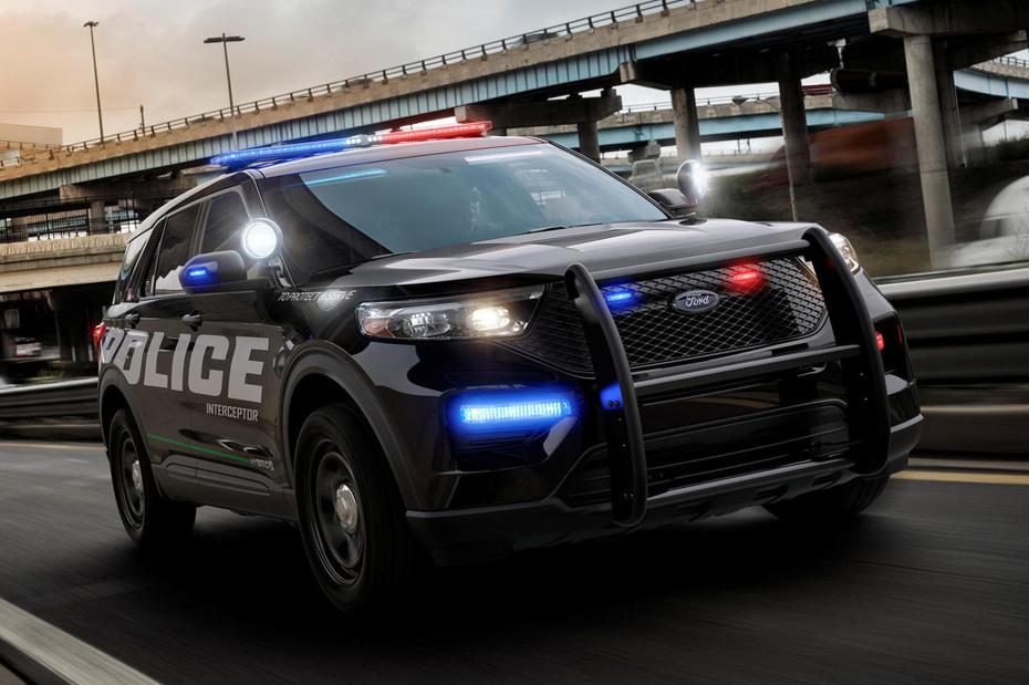 Ford Police Interceptor Utility Hybrid。 摘自Carbuzz.com