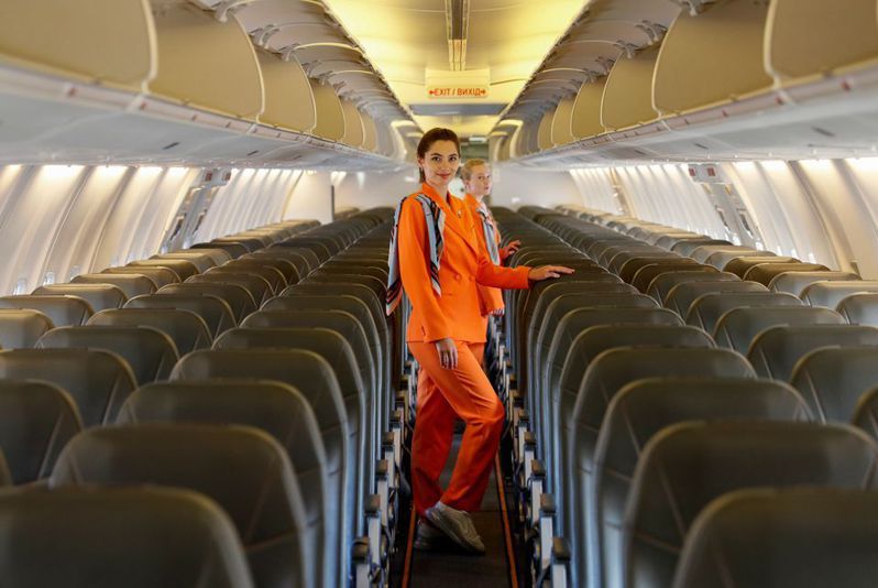 烏克蘭平價航空公司SkyUp Airlines於今年10月，決定讓女性空服員換上運動服和運動鞋，一改過去得穿著緊身鉛筆裙和高跟鞋的印象。圖擷自peepingmoon.com/