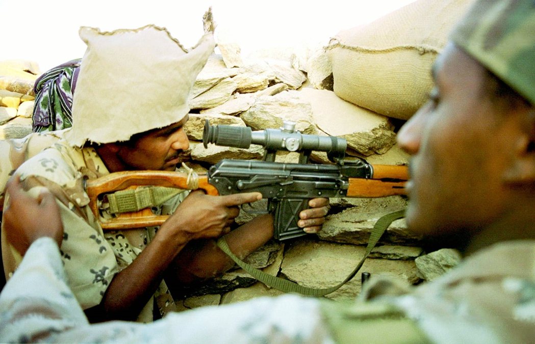 2000年，厄利垂亞與衣索比亞再次爆發戰爭，圖為一名厄利垂亞士兵瞄準巴德梅戰線的...
