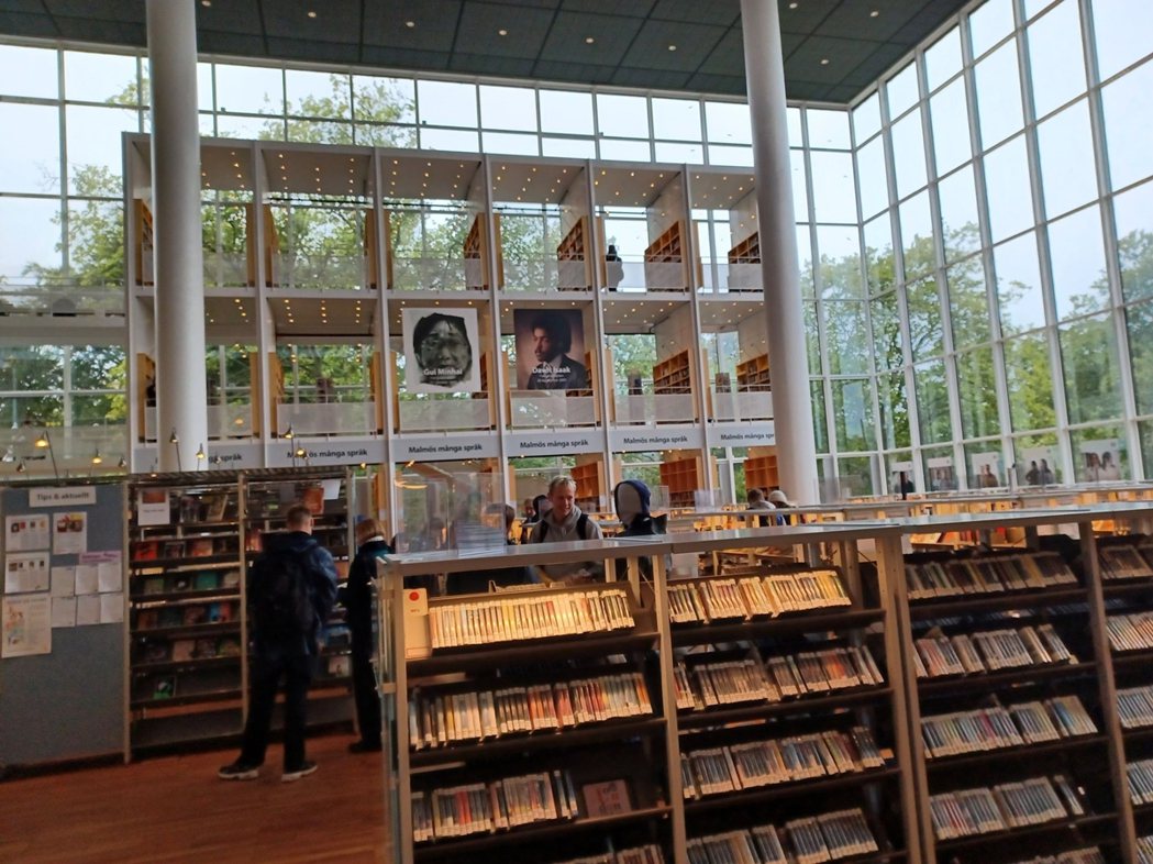 圖為馬爾默市立圖書館大廳的照片，展示了桂民海與瑞典記者達衛特‧伊沙克（Dawit...