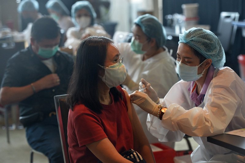 泰國準備在11月重啟國際觀光，具有指標意義的曼谷昨天達成居民逾70%完成接種兩劑疫苗目標，可依照原定計畫在11月迎接國際觀光客。 新華社