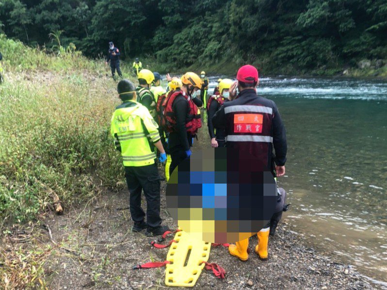 新北市救難人員上午在北勢溪茄苳潭下游約300公尺處找到陳姓少女遺體。圖／新北市消防局提供