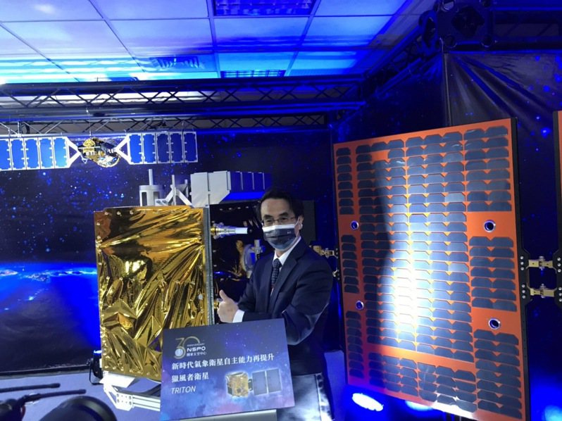 國家太空中心主任吳宗信與首度亮相的獵風者號衛星模型合影。記者潘乃欣／攝影