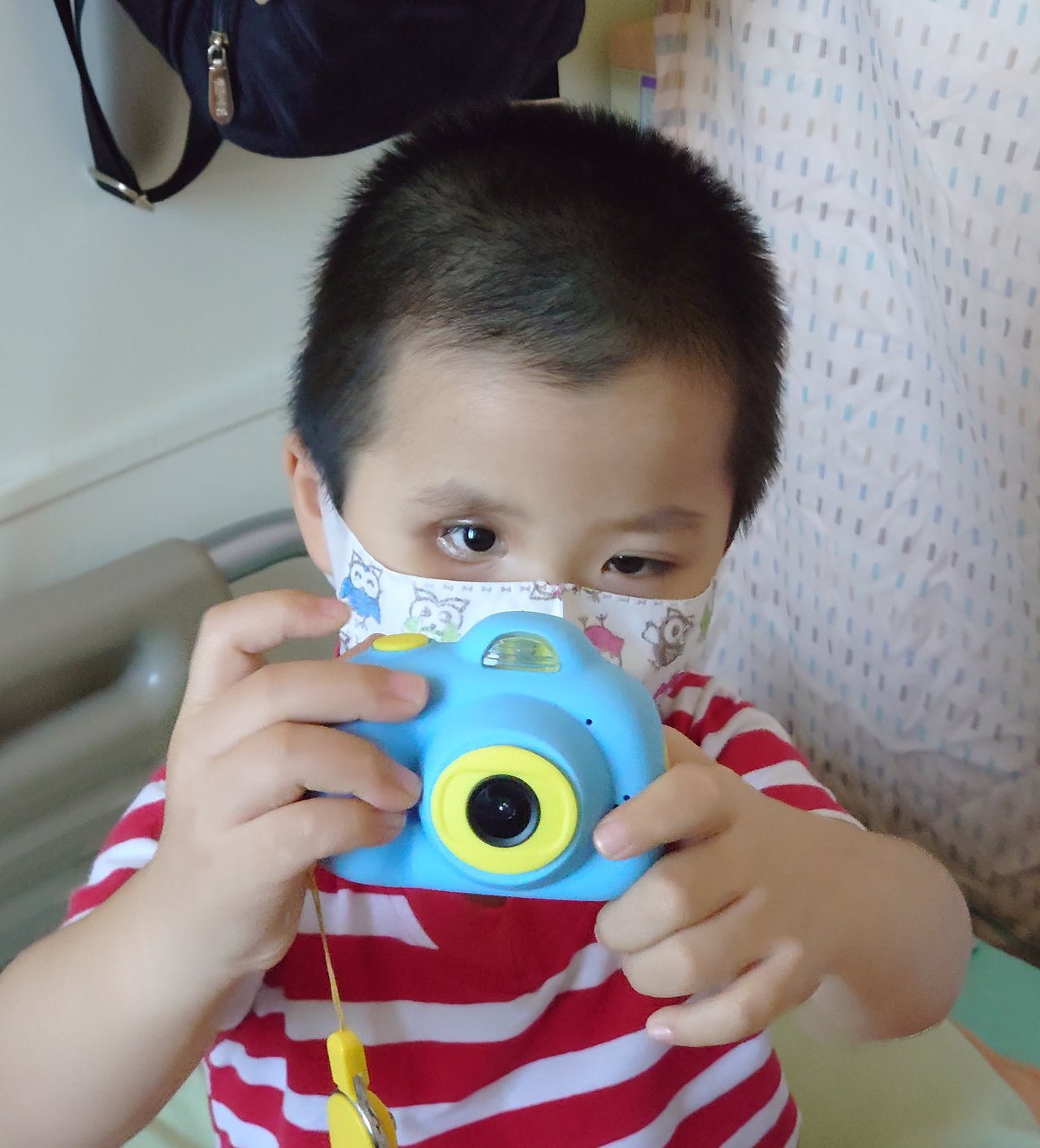 彰化4歲張小弟雙眼罹患母細胞瘤，已摘掉右眼，左眼也岌岌可危，高醫將協助他到美國就醫，保住靈魂之窗。記者王昭月／翻攝