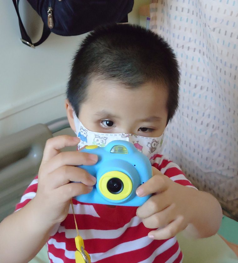 彰化4歲張小弟雙眼罹患母細胞瘤，已摘掉右眼，左眼也岌岌可危，高醫將協助他到美國就...