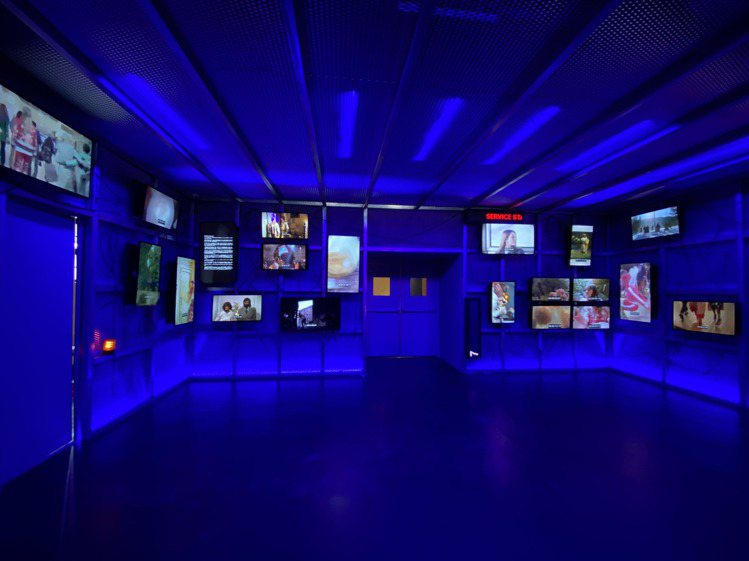 《Gucci Garden Archetypes原典》展覽入口，是一個由許多螢幕組成的控制室，畫面中播映著歷年來精選出的形象廣告影片。記者／吳曉涵攝影