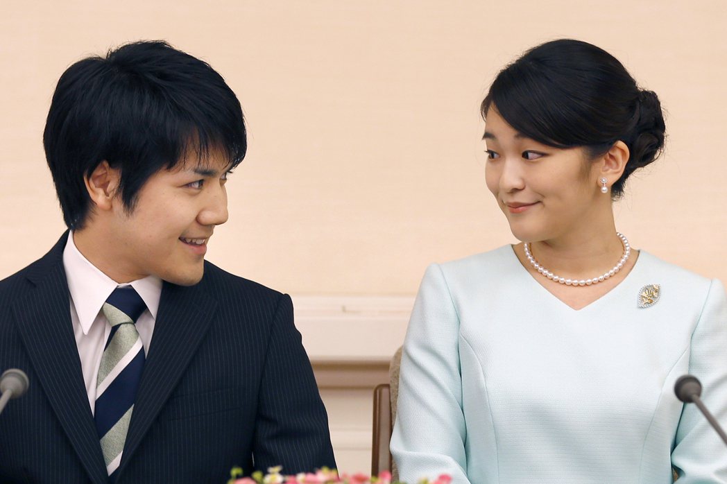 日本真子公主（右）即將在月底嫁給未婚夫小室圭。美聯社