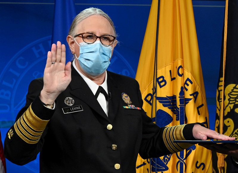 美國衛生部助理部長萊文（Dr Rachel Levine）19日宣誓兼任美國公共衛生服務軍官團司令，並掛上四星官階，成為美國史上第一位跨性別四星將官。路透