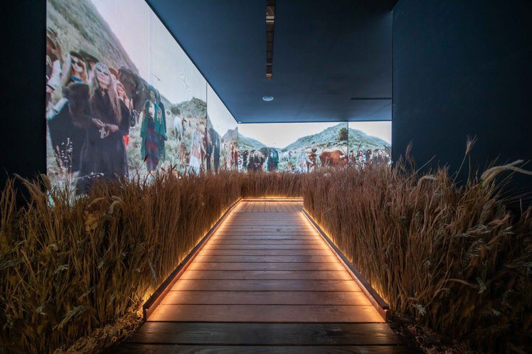 「GUCCI方舟」展間以播放著2019早春方舟廣告影片的LED牆面包圍著走道，讓...