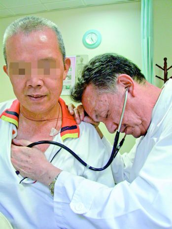 林俊龍為病患聽診總是專注聽心跳聲，才能找到心臟問題。圖╱花蓮慈濟醫院提供