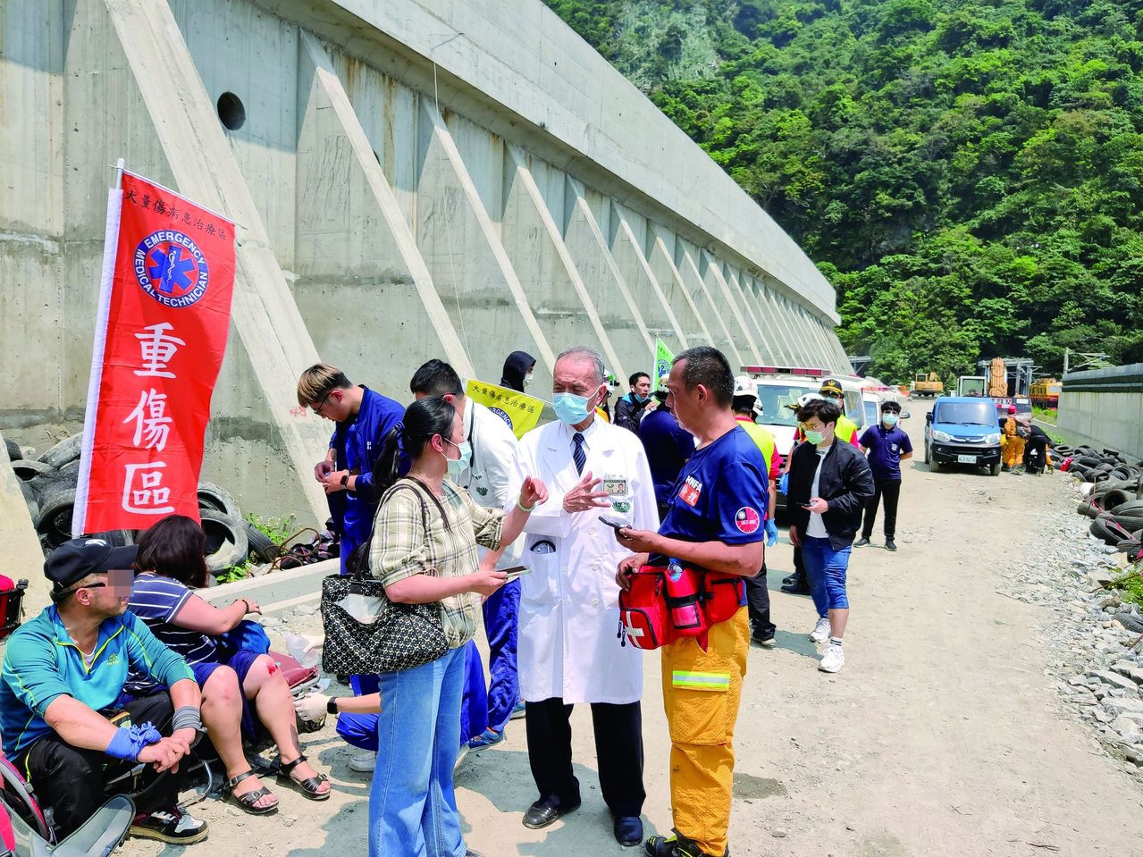 今年4月太魯閣火車事故，林俊龍（著白袍者）親赴現場展開救援行動，協助檢傷分類。圖╱花蓮慈濟醫院提供