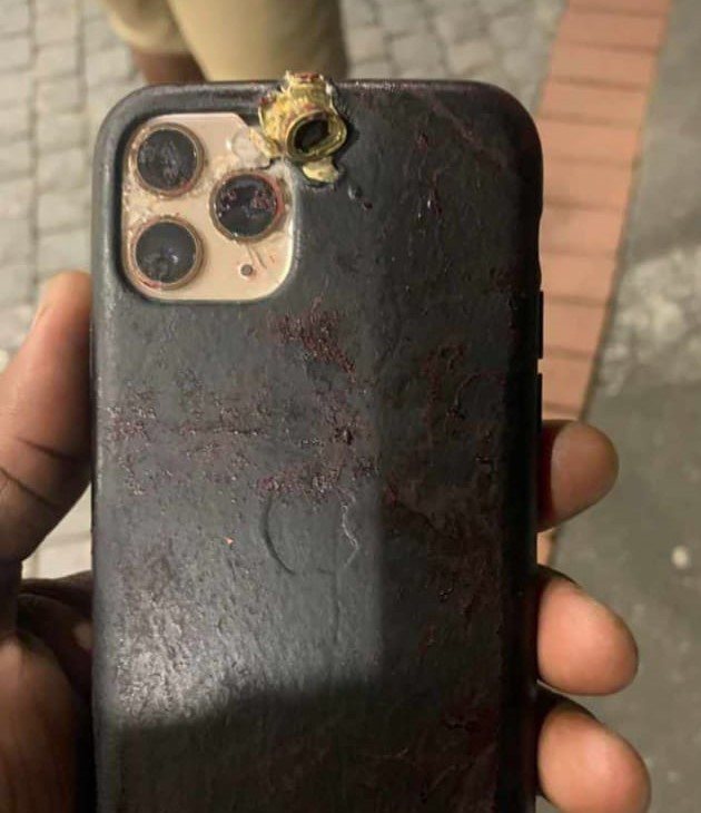 一位南非老闆近日遭到槍擊，然而子彈被他的iphone擋下來，保住他的性命。圖擷取自TimesLIVE