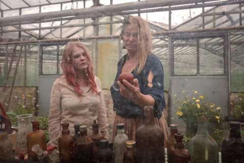 喪屍電影的第一次：女女終成殭屍世界的「自然存在」