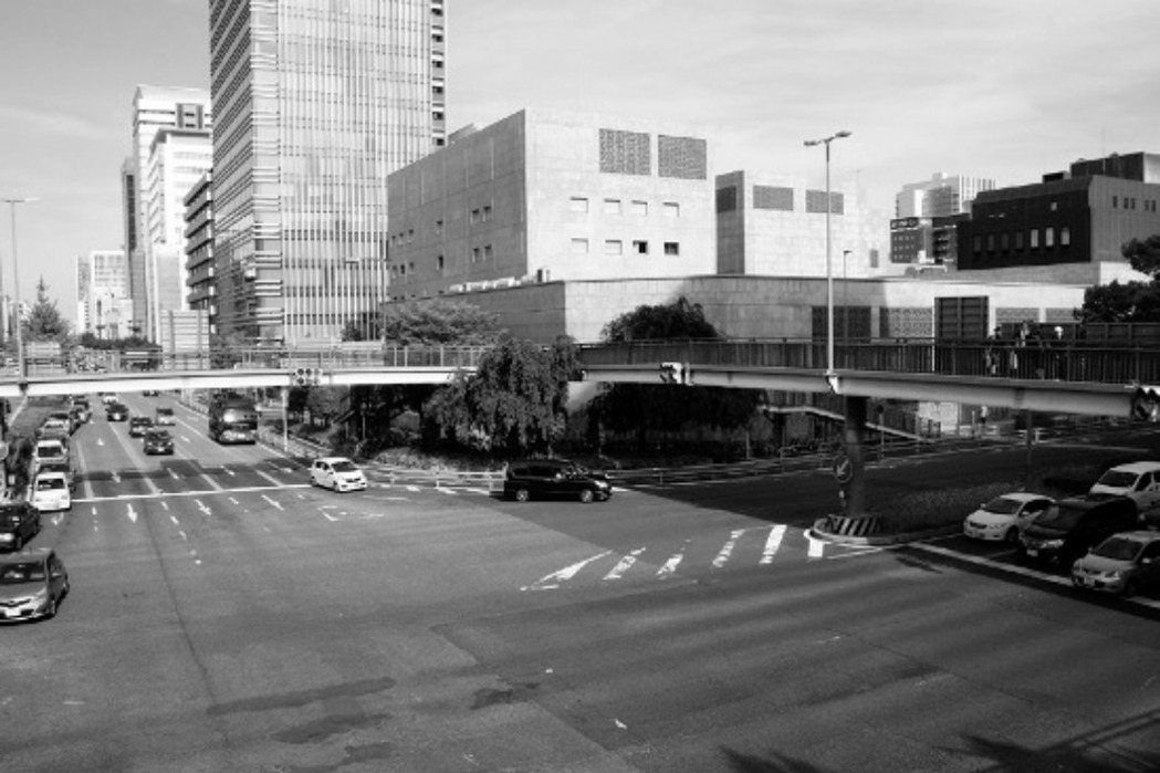 照片二是名古屋市的櫻通和伏見通的交叉路口，這兩條路也屬於疏開道路。 圖／作者提供