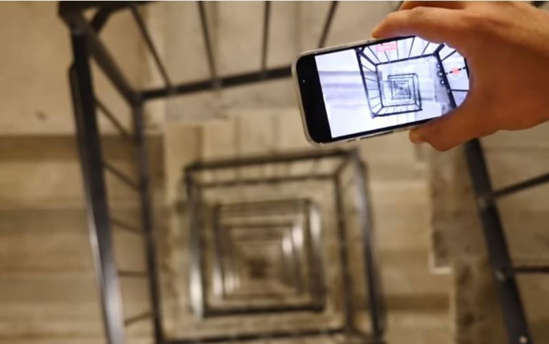 YouTuber「TechRax」實測將iPhone 13 Pro從20樓高處擲下。圖／擷取自影片