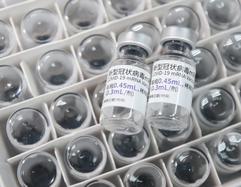 第12輪COVID-19公費疫苗分兩階段施打，台北市41萬人可在第一階段預約，但北市僅能提供27.6萬人次醫療量能，引發爭議。圖／中央社資料照