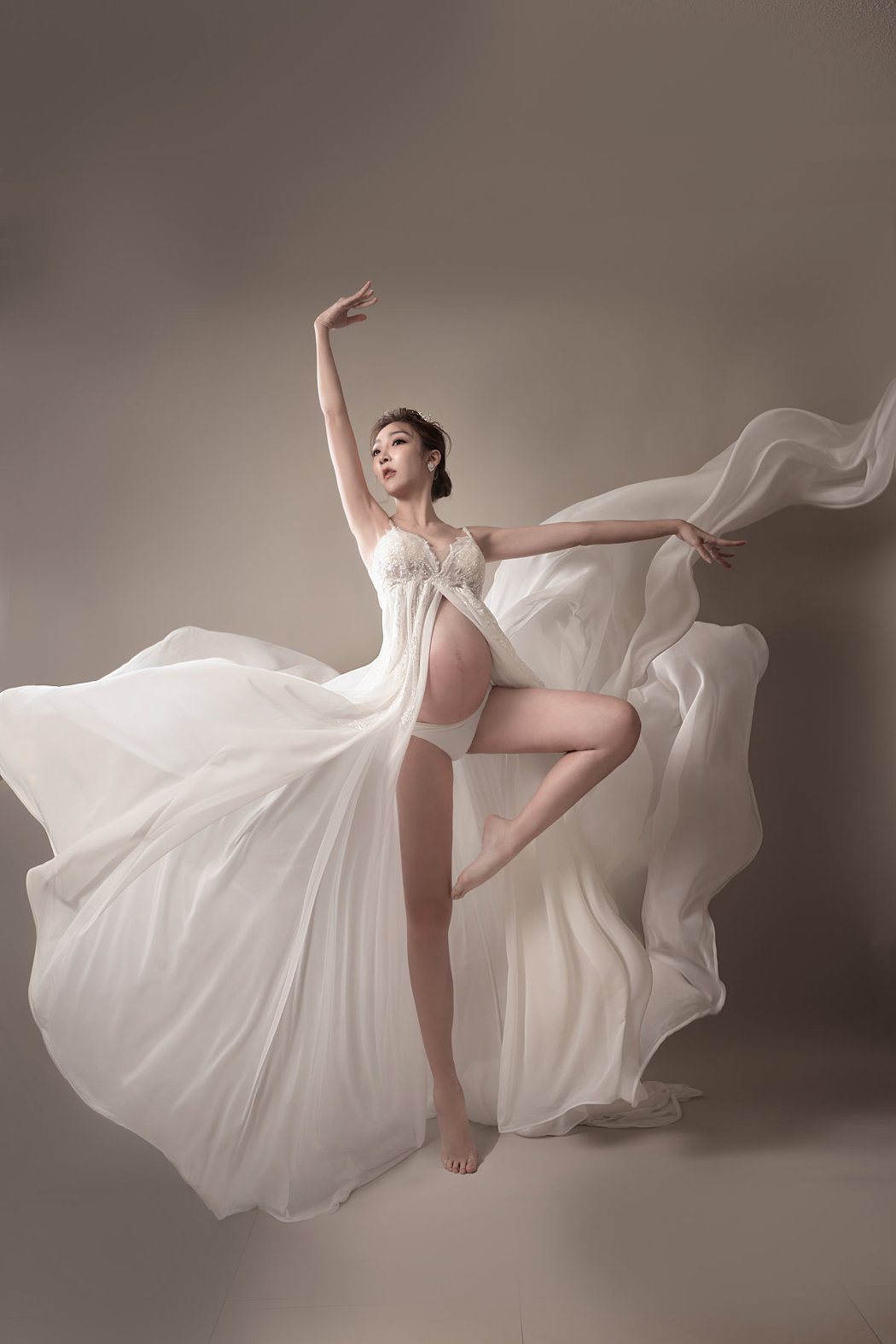 李宓挺著孕肚演繹芭蕾舞伶。圖／凱瑟琳婚紗攝影、Bella手作禮服提供