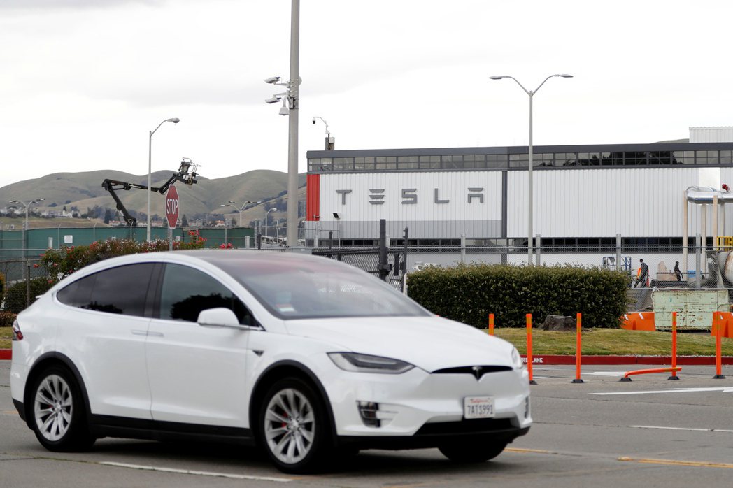 特斯拉宣布將讓全球一般車款改採成本較便宜的磷酸鐵鋰電池。（路透）