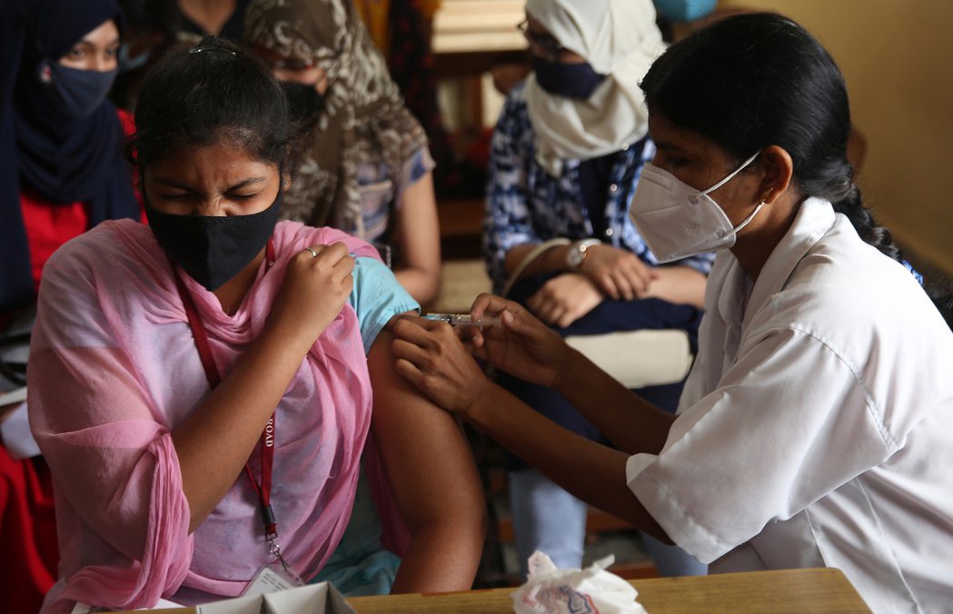 印度衛生部表示，全國施打新冠病毒疫苗的數量，預估在21日稍早達到10億劑。歐新社