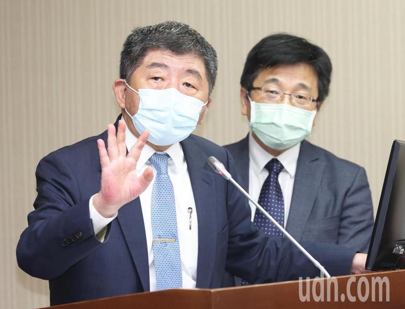 衛福部長陳時中（左）今天表示，明後年若無特別狀況發生，有機會全民都打疫苗。記者潘俊宏／攝影