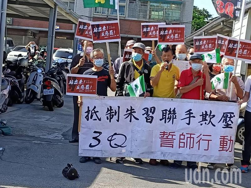 圖為反罷免挺3Q反惡霸行動劇，日前在台中市沙七台灣國成員沙鹿街頭演出。本報資料照片