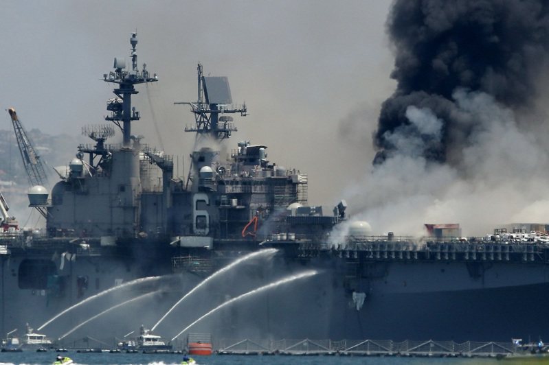美國海軍兩棲攻擊艦「好人理查號」2020年7月遭到縱火，最後因受創過重而報廢與除役拆毀。調查報告指出，當艦上突然冒出火勢時，水兵不知道如何反應，指揮部門也沒有控制情勢。法新社