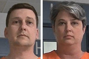 美國前海軍核工程師托貝（Jonathan Toebbe）和妻子黛安娜（Diana）身穿橘色囚服，分別現身西維吉尼亞州聯邦法庭。法新社