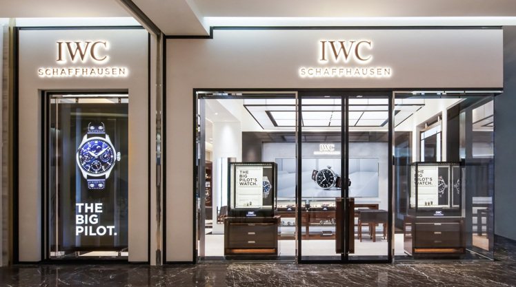 緊鄰高雄唯一國際五星級飯店的IWC義享專賣店，瞄準未來南台灣的精品消費潛力。圖 ...