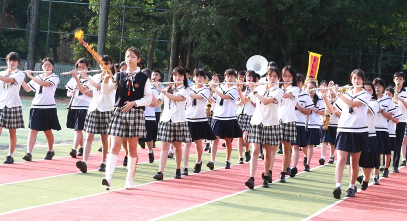台南新營南光高中舉辦「學測破百宣誓大會」，安排學校管樂隊吹奏雄壯行進曲為學生打氣。圖／學校提供
