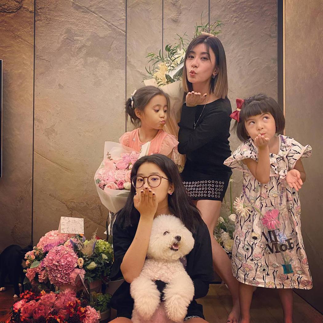 賈靜雯常與3個女兒互動，不時搞怪合照。圖／摘自IG
