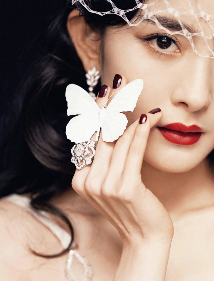 造型師為楊冪在指尖配戴上一件蝴蝶裝飾，像暗示著Buccellati高級珠寶、紅唇與復古妝容在楊冪身上的疊加，花若盛開、蝴蝶自來。圖 / Buccellati提供
