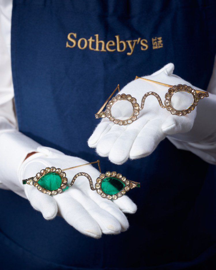 一對以鑽石及祖母綠製成鏡片的骨董眼鏡將登上10月27日的蘇富比倫敦拍賣。圖／蘇富...