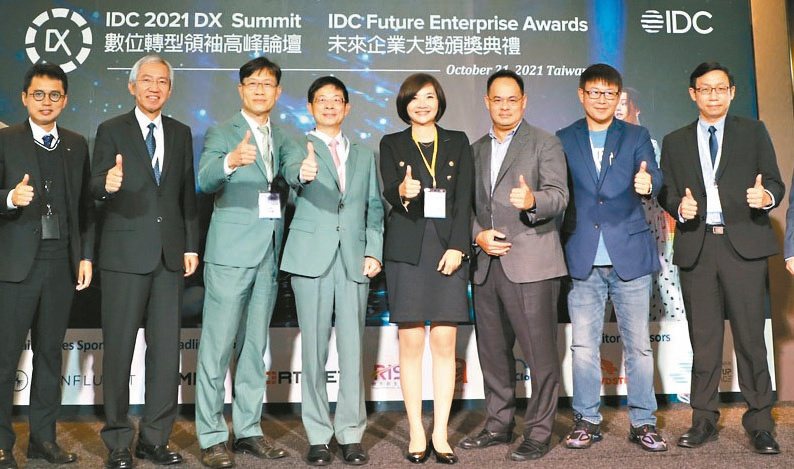 玉山銀行董事長黃男州（左四）、IDC台灣總經理江芳韻（左五）等人出席「未來企業大獎」（Future Enterprise Awards）頒獎典禮。玉山銀行／提供
