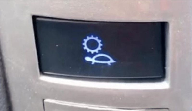一名網友開車時發現儀表板出現「烏龜曬太陽」的符號，讓他看了一頭霧水。 圖／翻攝自「加藤軍台灣粉絲團 2.0」