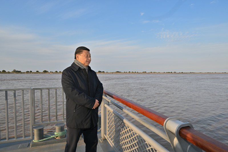 中共中央總書記、國家主席習近平在山東東營考察黃河入海口。 新華社