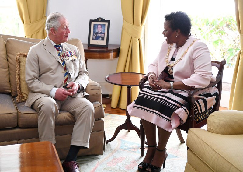 2019年，威尔斯亲王查尔斯（左）会见巴贝多总理梅森（右）。路透(photo:UDN)