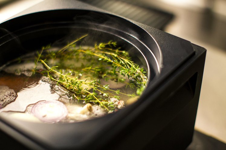 kakugama碳鍋非常適合燉煮。圖／ANAORI提供。