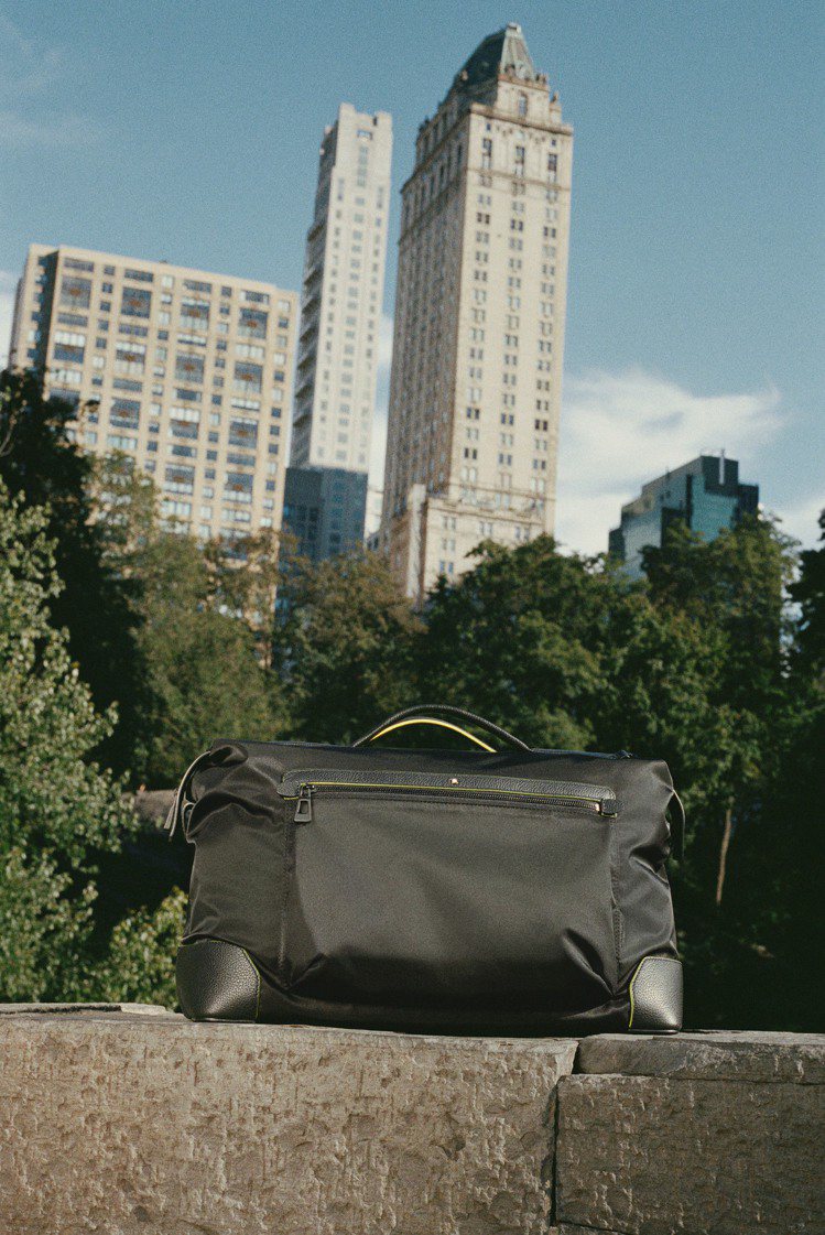 Montblanc x PSNY聯名系列旅行袋，採用黑色再生尼龍製成並搭配青檸色飾邊，在細節處展現清爽活力。圖 / 萬寶龍提供