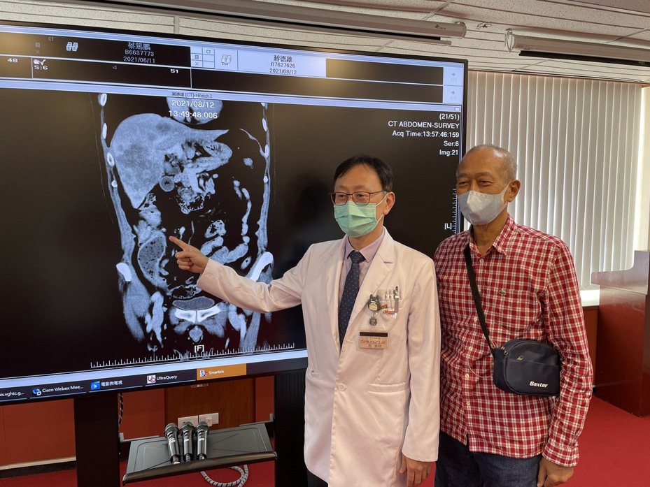 醫師蔣鋒帆（左）說明，蔣姓退休飛官（右）罹患大腸癌第4期，經配合手術切除腫瘤，加上術後快速恢復療程(ERAS)，恢復狀況良好。圖／台中榮總提供